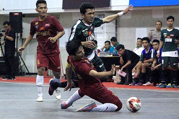 Pemain Universitas Brawijaya (merah) berjibaku dengan pemain Universitas Muhammadiyah Malang dalam laga LIMA Futsal: McDonald's East Java Conference - Subconference Malang (EJC Malang) 2018 di GOR Ken Arok, Malang, Senin (8/10/2018).