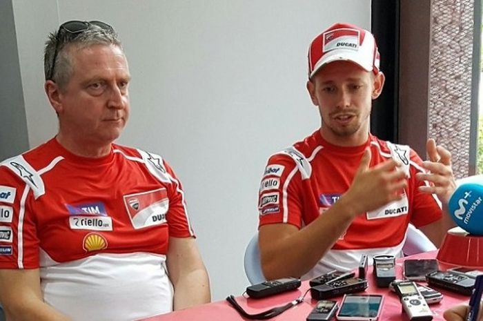 Pebalap penguji Ducati asal Australia, Casey Stoner, menjawab pertanyaan media seusai tes pramusim.