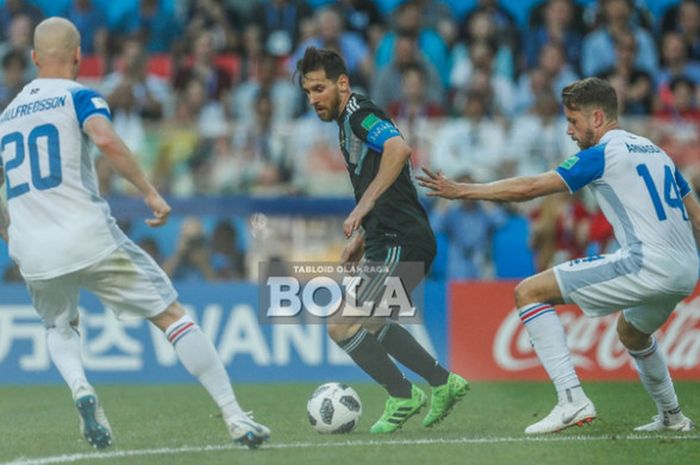 Kapten timnas Argentina, Lionel Messi (tengah), saat dijaga ketat oleh dua pemain Islandia, Emil Hallfredsson (kiri) dan Kari Arnason (kanan) dalam laga grup D Piala Dunia 2018 di Spartak Stadium, Moskow, Rusia pada 16 Juni 2018.