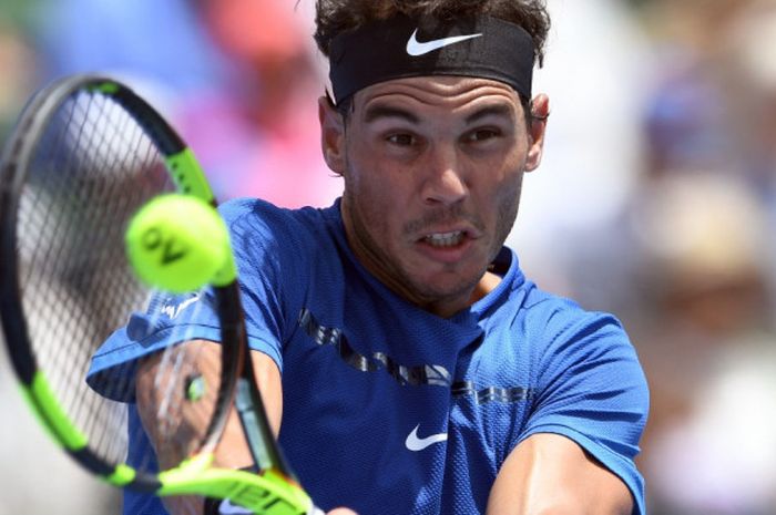 Petenis nomor satu dunia asal Spanyol, Rafael Nadal, mengembalikan bola pukulan dari lawannya, Richard Gasquet (Prancis) pada turnamen ekshibisi Kooyong Classic di Kooyong Lawn Tennis Club, Melbourne, Selasa (9/1/2018).