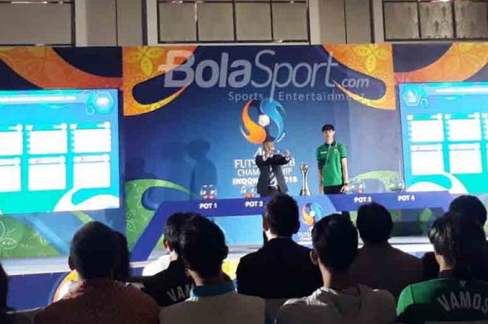 Kapten Vamos FC, Sunny Rizky (kanan), dalam drawing AFC Futsal Club Championship 2018 di Hotel Fairmont, Senayan, Jakarta Pusat, Jumat (18/5/2018)