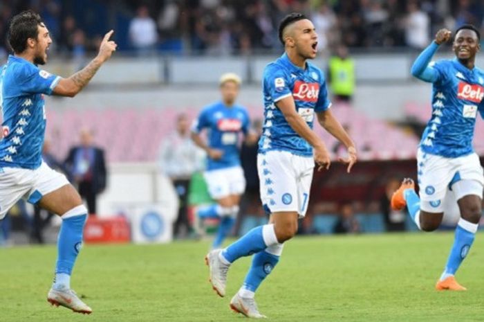 Winger Napoli, Adam Ounas (tengah), merayakan gol yang dicetaknya ke gawang Sassuolo dalam laga Liga Italia Serie A yang berlangsung di Stadion San Paolo, Naples, Minggu (7/10/2018) malam WIB.