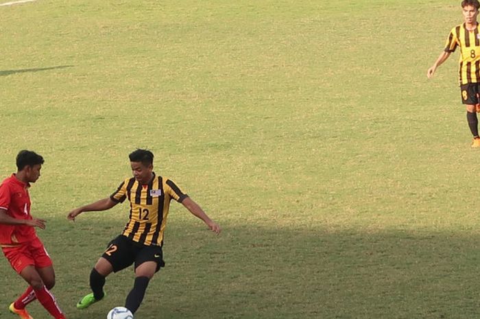 Duel bek kanan Myanmar, Aung Wunna Soe, dengan sayap kiri Malaysia, Awang Muhammad Faiz, dalam laga timnas U-19 Malaysia kontra Myanmar dalam ajang Piala AFF U-19 di Stadion Gelora Delta Sidoarjo, Selasa (10/7/2018).