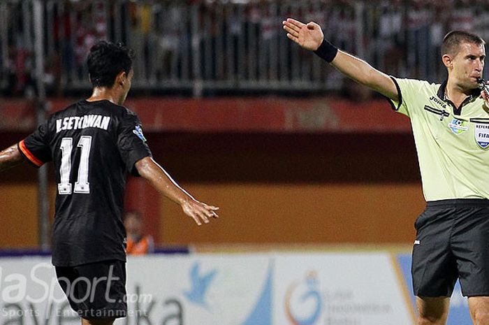 Wasit Spartak Danilenko (kanan) saat memimpin laga pekan ke-21 Liga 1 antara tuan rumah Madura United melawan Persija Jakarta di Stadion Gelora Ratu Pamellingan Pamekasan, Jawa Timur, Senin (21/08/2017) malam.