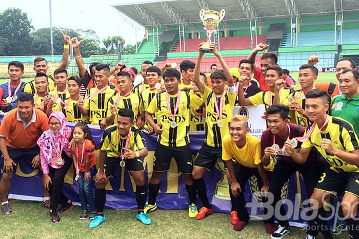 Pemain dan ofisial PSDS Deli Serdang merayakan sukses mereka menjuara Liga 3 Zona Sumatera Utara setelah di partai final melawan PS Keluarga USU 1-0 di Stadion Teladan, Medan, pada Sabtu (26/8/2017).