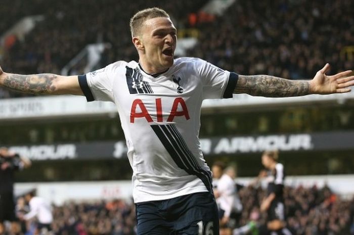 Kieran Trippier mencetak gol kemenangan Tottenham Hotspur atas Sunderland, Sabtu (6/2/2016).