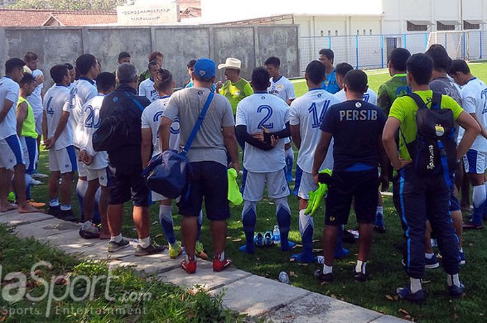 Pemain Persib Bandung mendapatkan pengarahan dari manajer Umuh Muchtar, seusai sesi latihan di Lapangan Lodaya, Kota Bandung, Jumat (25/8/2017).