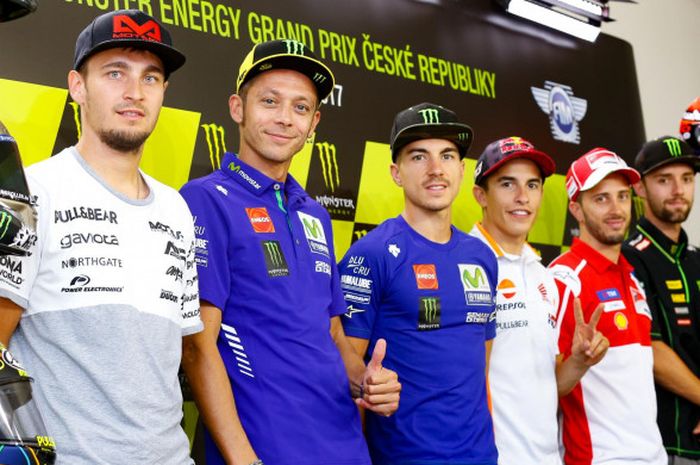 Para pebalap MotoGP (kiri-kanan), Karel Abraham (Aspar Racing Team), Valentino Rossi (Movistar Yamaha MotoGP), Maverick Vinales (Movistar Yamaha MotoGP), Marc Marquez (Repsol Honda Team), Andrea Dovizioso (Ducati Team), Jonas Folger (Monster Yamaha Tech3), berpose setelah menjalani konferensi pers jelang GP Ceska di Sirkuit Brno, Kamis (3/8/2017).