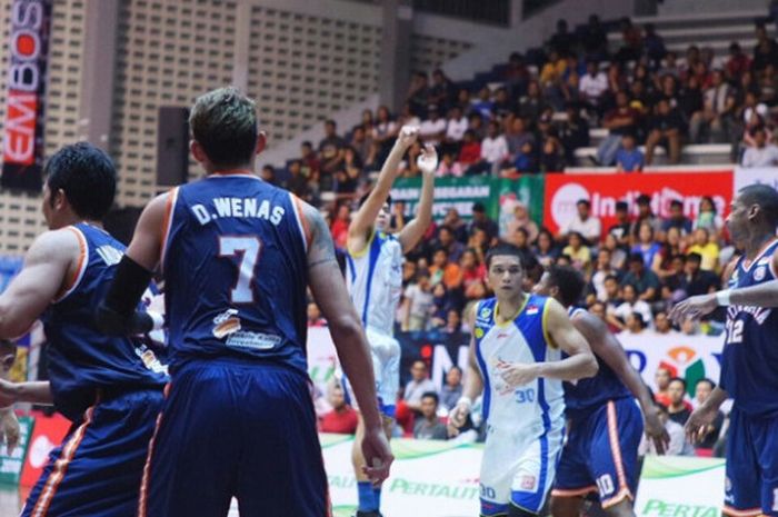 Suasana pertandingan IBL 2017-2018 yang mempertemukan Pelita Jaya dan Satria Muda, Minggu (24/12/2017).