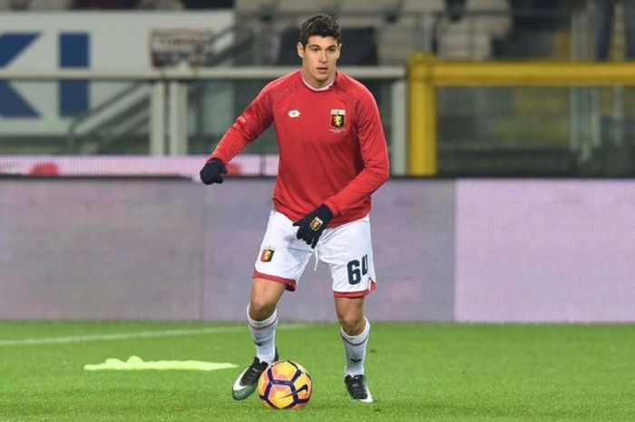 Pietro Pellegri membela Genoa saat melawan Torino pada partai lanjutan Serie A di Stadion Olimpico, Turin, Kamis (22/12/2016).