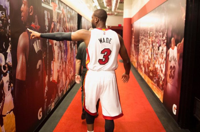 Dwyane Wade mengonfirmasi masih akan bermain bersama tim Miami Heat di video Youtubenya.