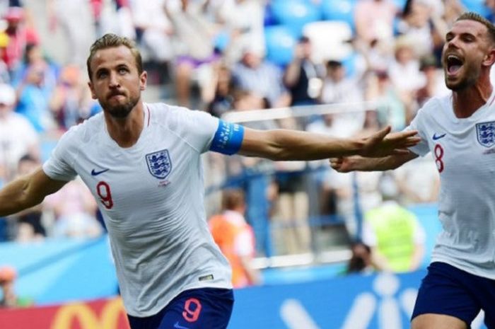  Striker timnas Inggris, Harry Kane (kiri) dan Jordan Henderson saat merayakan salah satu gol mereka ke gawang Panama pada pertandingan Grup G Piala Dunia 2018 di Stadion Nizhny Novgorod, Rusia, pada 24 Juni 2018.  