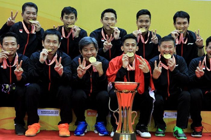 Tim bulu tangkis putra Indonesia berpose dengan piala yang didapat sebagai juara pada Kejuaraan Beregu Asia di Stadium Sultan Abdul Halim, Alor Setar, Kedah, Malaysia, Minggu (11/2/2018).