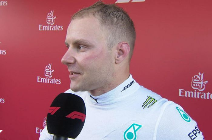  Valtteri Bottas (Mercedes) sedang menjalani sesi wawancara setelah sukses meraih urutan kedua GP Spanyol 2018, Minggu (13/5/2018). 