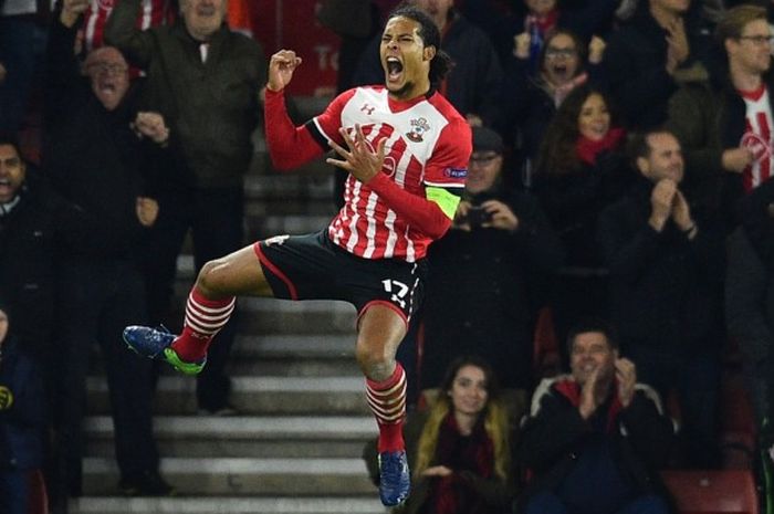 Bek Southampton asal Belanda, Virgil van Dijk, merayakan gol yang ia cetak ke gawang Inter Milan di Liga Europa, di St Mary's Stadium, Southampton, 3 November 2016.