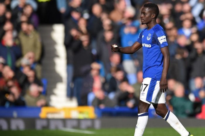 Gelandang Everton, Idrissa Gueye, berjalan keluar lapangan setelah mendapat kartu kuning kedua di pertandingan melawan Arsenal di Goodison Park, Minggu (22/10/2017) waktu setempat.