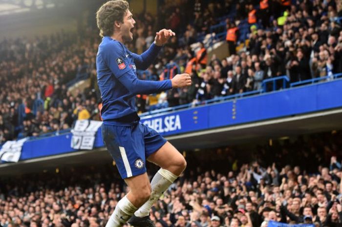 Pemain Chelsea, Marcos Alonso, merayakan gol ke gawang Newcastle United pada laga Piala FA di Stadion Stamford Bridge, London, Minggu (28/1/2018).