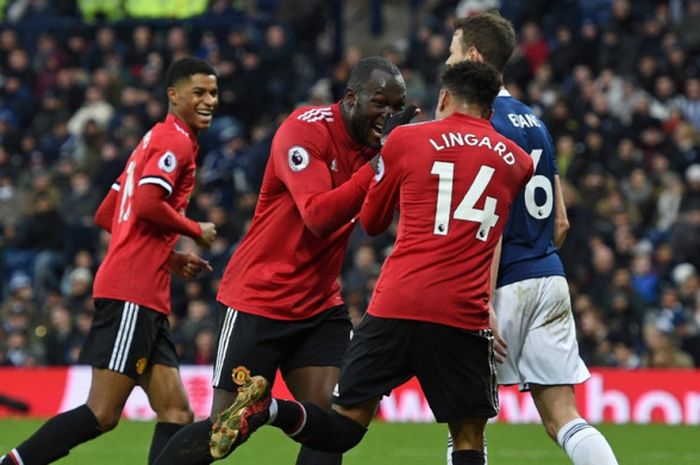 Gelandang Manchester United, Jesse Lingard, merayakan gol yang dia cetak bersama Romelu Lukaku dalam laga Liga Inggris kontra West Bromwich Albion di Stadion The Hawthorns, West Bromwich, pada 17 Desember 2017.