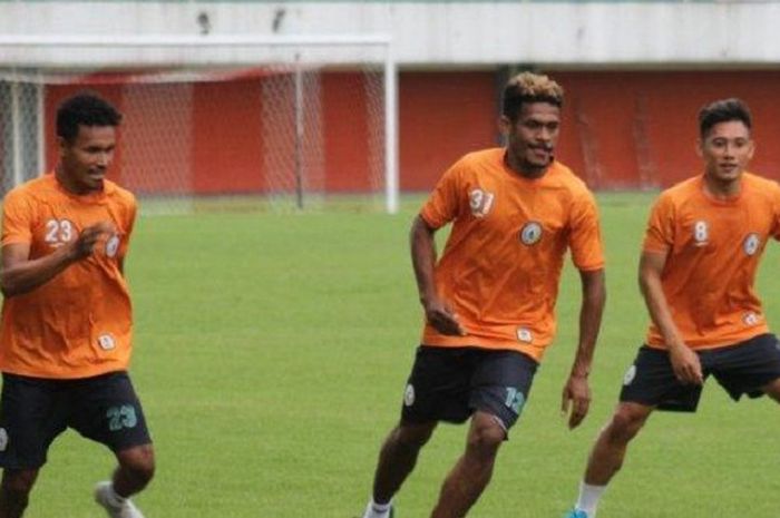 Mantan pemain PS Mojokerto Putra yaitu Haris Tuharea (kiri), Ricky Kambuaya (tengah) dan Derry Rachman bergabung pada latihan tim PSS Sleman di Stadion Maguwoharjo, Sleman, Selasa (15/1/2019). 