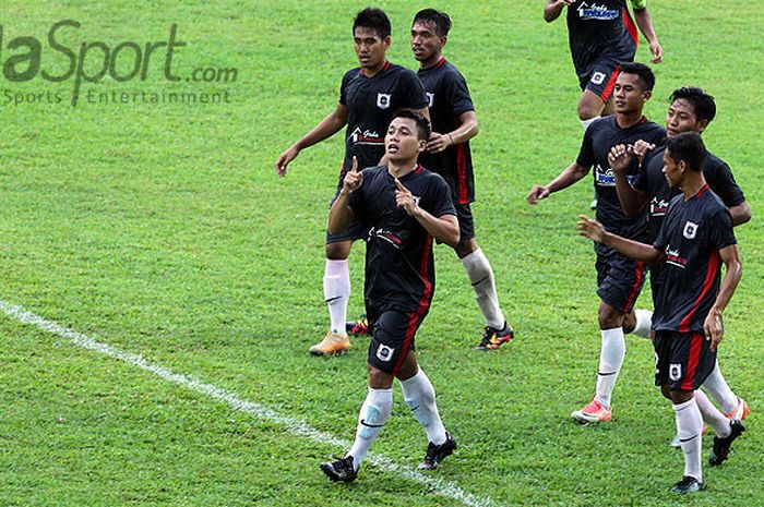 Pemain PSBK Blitar, Chairul Anwar (kiri-depan), melakukan selebrasi seusai mencetak gol ke gawang Persewangi Banyuwangi dalam laga play-off Liga 2 di Stadion Kanjuruhan, Kabupaten Malang, Selasa, (10/10/2017).