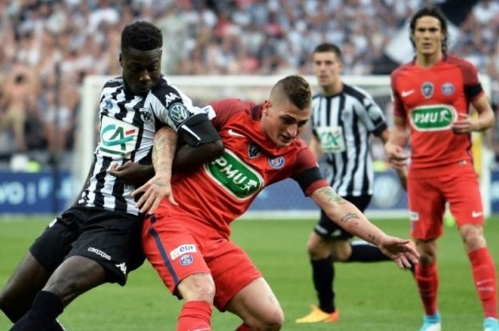 Gelandang Paris Saint-Germain, Marco Verratti (depan), mempertahankan bola dari kejaran pemain Angers dalam laga final Piala Prancis di Stade de France, Saint-Denis, 27 Mei 2017.