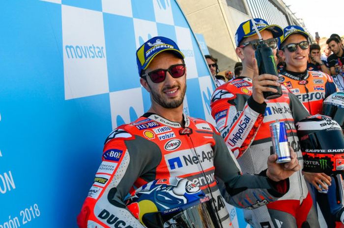 Andrea Dovizioso (Ducati), Jorge Lorenzo (Ducati), dan Marc Marquez (Repsol Honda) berpose setelah merebut tiga posisi start terdepan pada kualifikasi MotoGP Aragon di Sirkuit Aragon, Spanyol, Sabtu (22/9/2018).