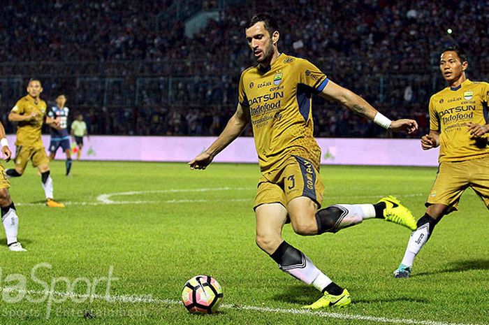 Bek Persib Bandung,  Vladimir Vujovic,  menguasai bola saat tampil melawan Arema FC dalam laga pekan ke-19 Liga 1 di Stadion Kanjuruhan Malang,  Jawa Timur,  Sabtu (12/08/2017) malam.