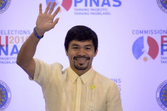 Ikon tinju Filipina, Manny Pacquiao, melambaikan tangan kepada awak media setelah terpilih sebagai senator pada 19 Mei 2016.