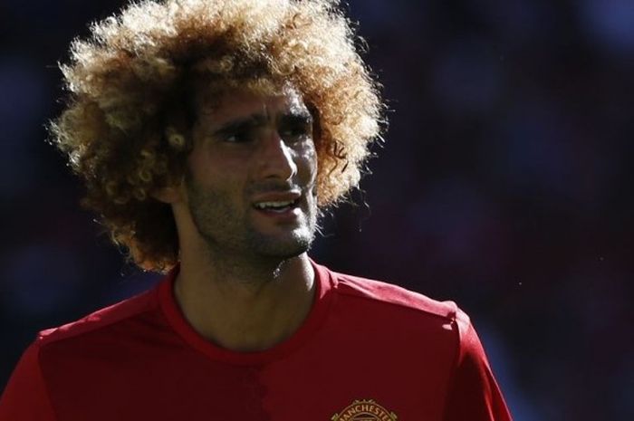 Gelandang Manchester United, Marouane Fellaini, bereaksi pada  laga Community Shield antara Man United kontra Leicester City di Wembley, Minggu (7/8/2016).