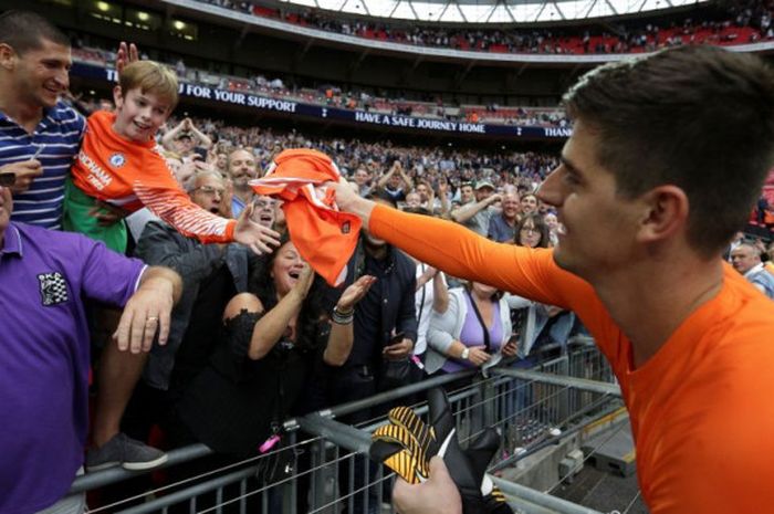 Kiper Chelsea, Thibaut Courtois, memberikan jersey yang ia pakai seusai laga Liga Inggris Tottenham vs Chelsea di Stadion Wembley, London, pada 20 Agustus 2017.