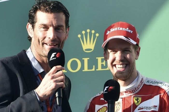 Mantan pebalap Formula One (F1) dari Australia, Mark Webber (kiri), mewancarai pebalap F1 yang membela tim Ferrari, Sebastian Vettel, di atas podium setelah balapan GP Australia di Melbourne, Australia, 20 Maret 2016.