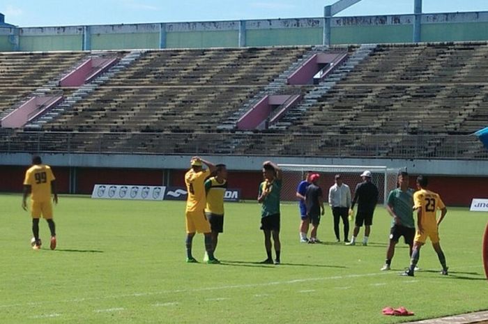 Herman Dzumafo Epandi, Ambrizal, dan Wahyu Subo Seto bersiap melakoni latihan Bhayangkara FC di Stadion maguwoharjo, Sleman, Selasa (27/2/2018).