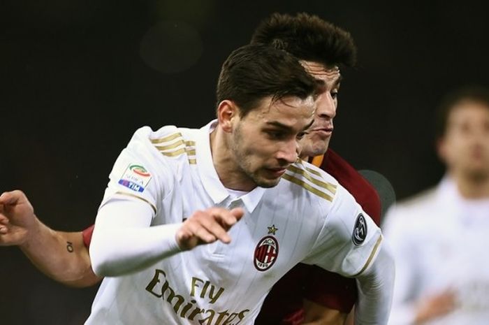 Pemain belakang AC Milan, Mattia De Sciglio, menjalani partai kontra AS Roma pada lanjutan Serie A di Stadion Olimpico, 12 Desember 2016.