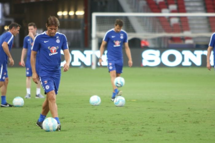 Pelatih Chelsea, Antonio Conte, saat memimpin sesi latihan tim di Stadion Nasional Singapura, 24 Juli 2017, sehari menjelang duel International Champions Cup 2017 lawan FC Bayern Muenchen.