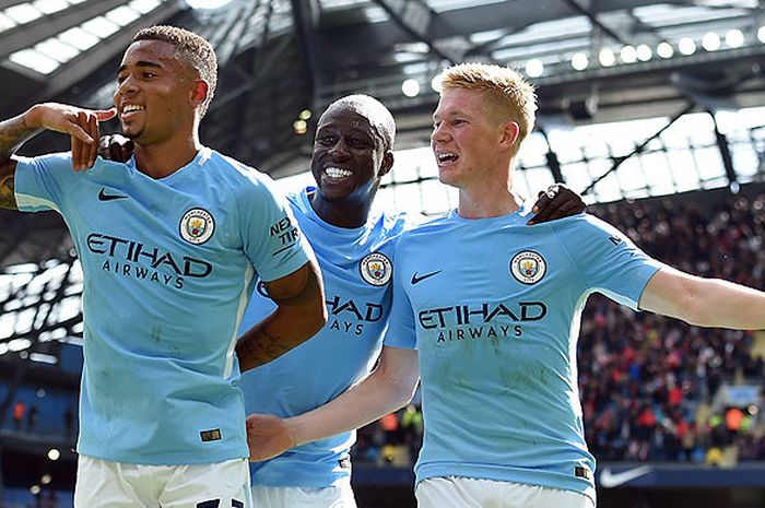 Striker Manchester City, Gabriel Jesus (kiri), melakukan selebrasi bersama rekan setimnya seusai mencetak gol ke gawang Liverpool dalam laga lanjutan Liga Inggris 2017-2018 di Stadion Etihad, Manchester, pada 9 September 2017.