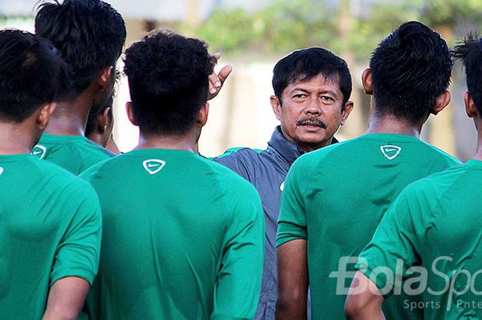 Pelatih timnas Indonesia U-19, Indra Sjafri, tengah memberikan arahan kepada pemain pada latihan kedua timnas Indonesia U-19 di lapangan Atang Soetrisna Kopassus Cijantung, Pasar Rebo, Jakarta Timur, Senin (20/3/2017).