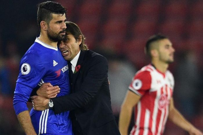 Striker Chelsea, Diego Costa (kiri), dipeluk oleh pelatih Antonio Conte setelah laga Liga Inggris melawan Southampton di Stadion St. Mary's, 30 Oktober 2016.