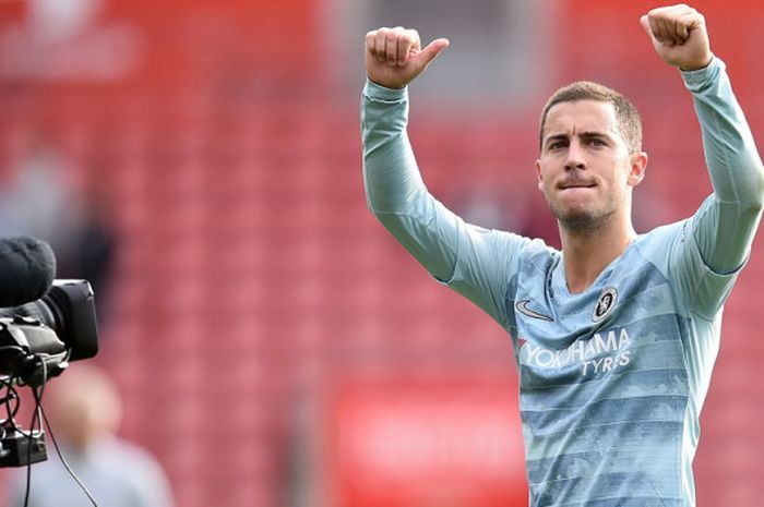 Ekspresi penyerang sayap Chelsea, Eden Hazard, saat memberikan aplaus kepada fan yang datang untuk mendukung timnya tampil menghadapi Southampton dalam laga Liga Inggris 2018-2019 di Stadion Saint Mary's, Southampton, Inggris, pada Minggu (7/10/2018).