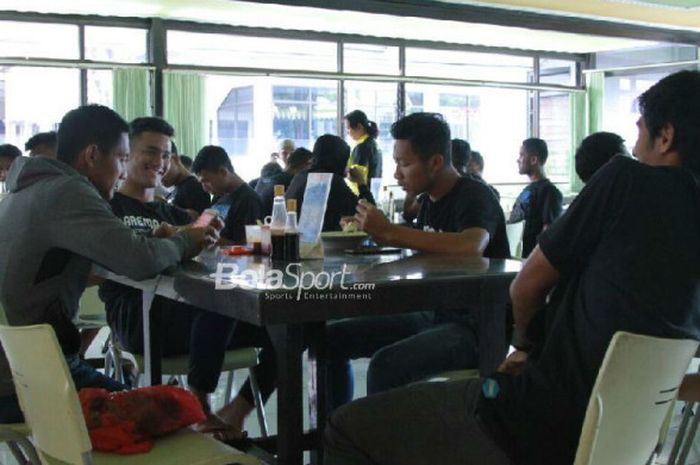 Rombongan pemain Arema FC saat melahap makan siang di rumah makan Duta, Ngawi pada Jumat (2/2/2018).