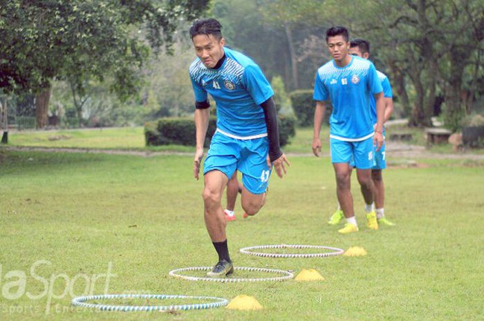 Gelandang Arema FC, Dendi Santoso, saat berlatih di Kebun Raya Purwodadi, Pasuruan, pada 13 Juni 2017.