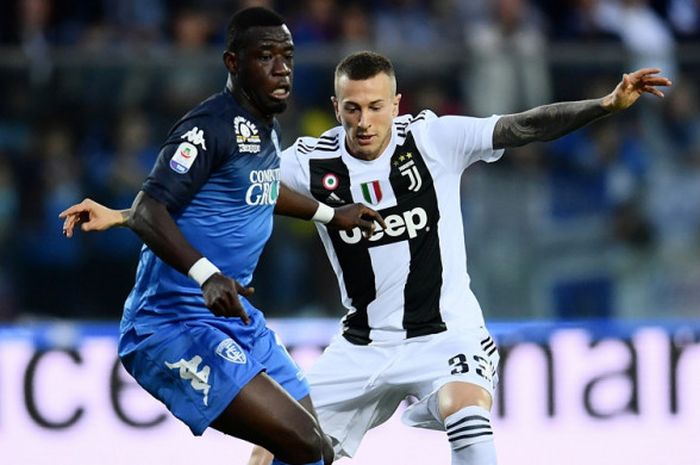 Gelandang Empoli, Afriyie Acquah (kiri), berduel dengan pemain Juventus, Federico Bernardeschi, dalam laga Liga Italia 2018-2019 di Stadio Carlo Castellani, Empoli, Italia, pada Sabtu (27/10/2018).