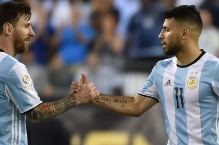 Kapten Argentina, Lionel Messi (kiri), berjabat tangan dengan Sergio Aguero dalam pertandingan Copa America Centenario kontra Venezuela di Foxborough, Massachusetts, Amerika Serikat, 18 Juni 2016.