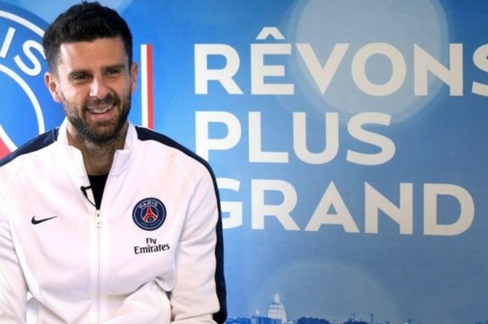 Gelandang Paris Saint-Germain, Thiago Motta, saat melakoni sesi wawancara di pusat latihan klub, Camp des Loges, Paris, 4 Februari 2016.