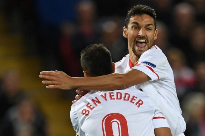 Striker Sevilla, Wissam Ben Yedder (kiri), merayakan golnya bersama Jesus Navas dalam laga Grup E Liga Champions kontra Liverpool di Stadion Anfield, Liverpool, Inggris, pada 13 September 2017.