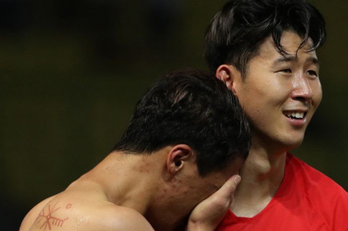 Pesepak bola Korea Selatan Hee Chan Hwang (kiri) bersama Heung Min Son saat merayakan golnya kegawang tim sepak bola Uzbekistan pada babak Putra perempatfinal Asian Games 2018 di Stadion Patriot Chandrabhaga, Bekasi, Jawa Barat, Senin (27/8/2018). 