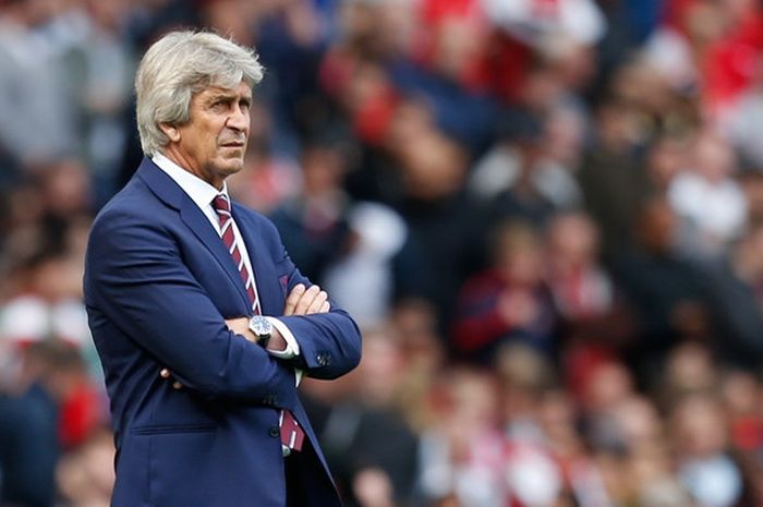 Ekspresi pelatih West Ham United, Manuel Pellegrini, dalam laga Liga Inggris kontra Arsenal di Stadion Emirates, London pada 25 Agustus 2018.