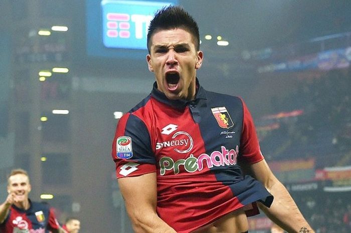 Aksi selebrasi penyerang Genoa, Giovanni Simeone, usai mencetak gol ke gawang Citta di Palermo dalam laga lanjutan Serie A 2016-2017 di Stadion Luigi Ferraris, Genoa, pada 18 Desember 2016.