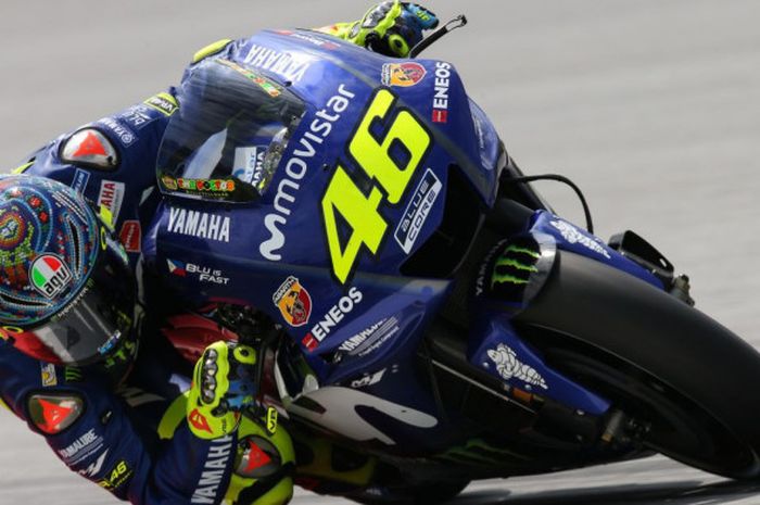 Pebalap tim Movistar Yamaha, Valentino Rossi, saat beraksi pada tes pramusim hari kedua di Sirkuit Sepang, Malaysia, Senin (29/1/2018).