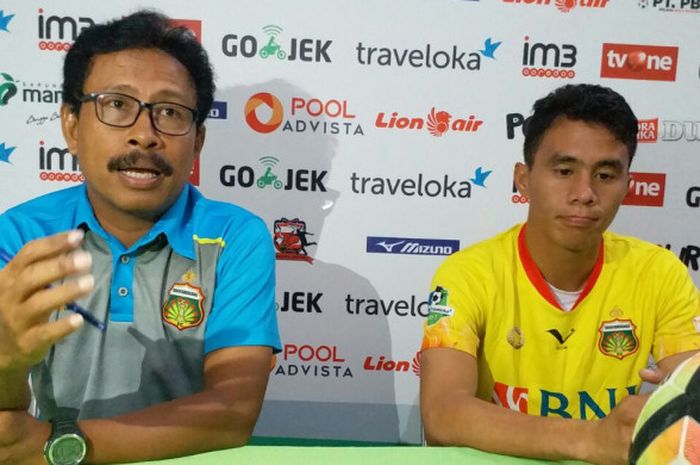 Asisten pelatih Bhayangkara FC, Ibnu Grahan (kiri) ditemani pemainnya, Alsan Sanda (kanan), dalam sesi konferensi pers jelang hadapi Madura United, Selasa (7/11/2017).