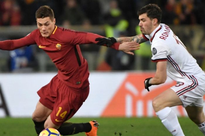 Penyerang AS Roma, Patrik Schick (kiri), berduel dengan bek AC Milan, Alessio Romagnoli, dalam laga Liga Italia di Stadion Olimpico, Roma, pada 25 Februari 2018.